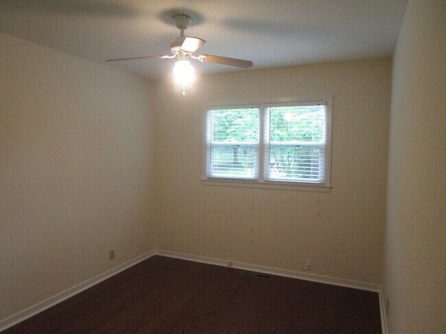 Building Photo - 305 Manor Dr