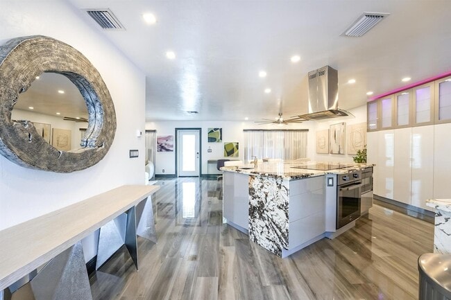 Building Photo - 2531 NE 47th St