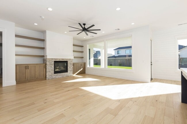 Building Photo - 6 bed / 4 bath / 3 car garage custom home in Pecan Valley