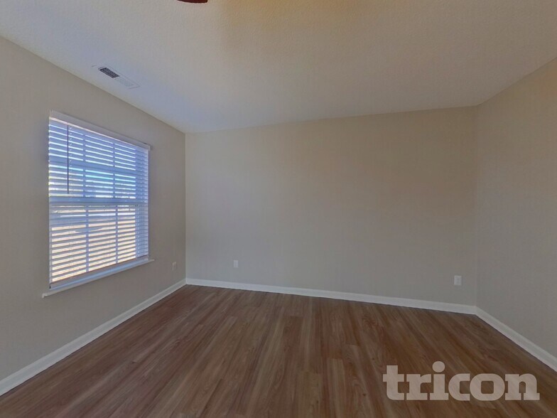 Building Photo - 349 Denman Loop