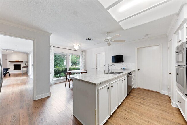 Building Photo - 12210 Ravenmoor Dr
