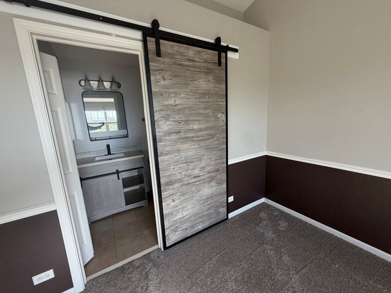 Master bathroom - 14707 Paul Revere Ct