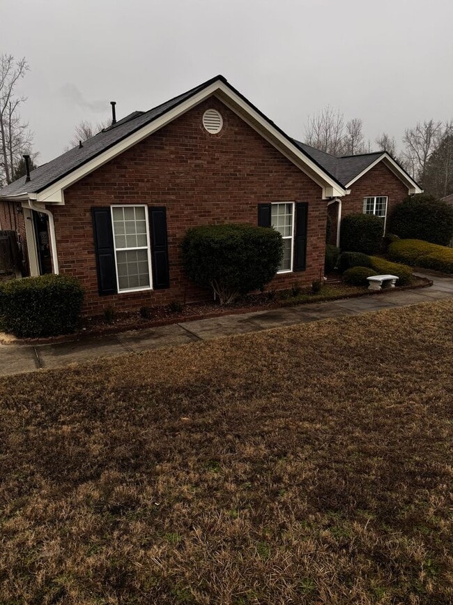 Building Photo - HOME FOR LEASE 4 BR 2 BATH RANCHSTYLE  SPLIT FLOOR PLAN AND OPEN  LARGE  FENCED BACKYARD  CONVENI...