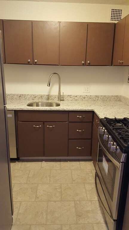 Building Photo - 99 Pond Ave