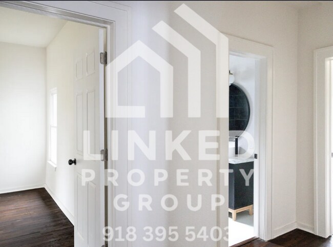 Building Photo - Beautifully Updated 3-Bedroom Home Near Downtown Tulsa