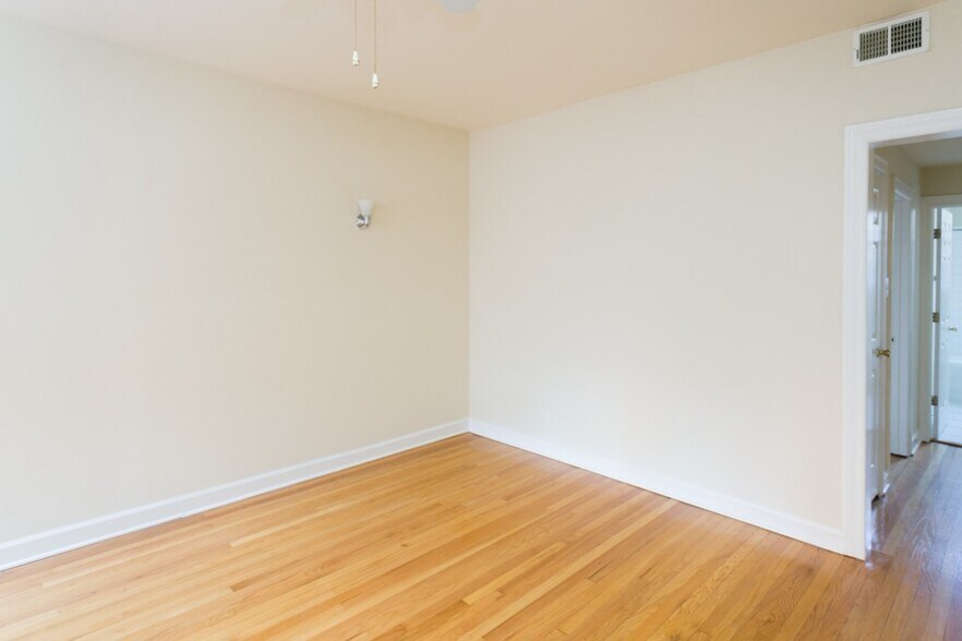 Building Photo - 559 W Aldine Ave