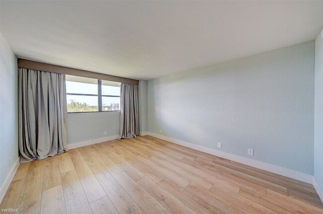 Building Photo - 2 br, 2 bath Condo - 2900 NE 14th Street C...