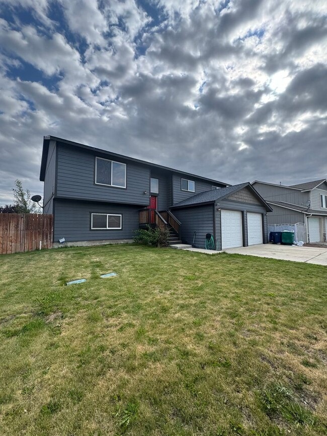 Building Photo - 5 Bedroom House For Rent W/ Large Fenced B...