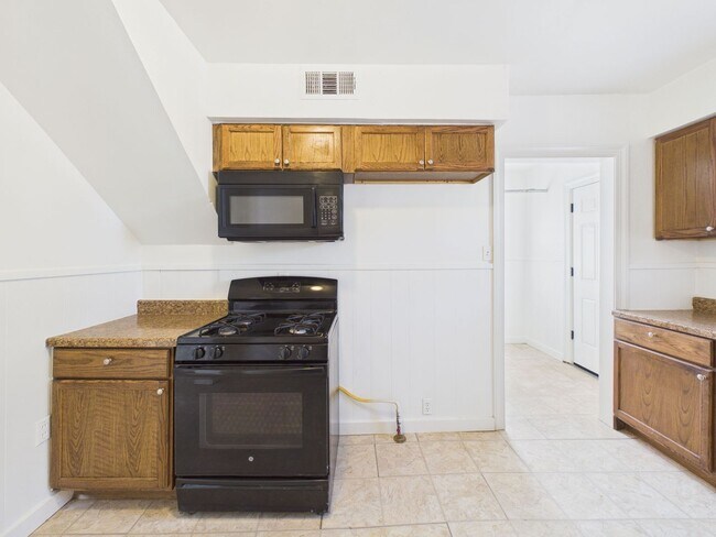 Building Photo - Adorable 3 Bedroom Home in Sunset Addition!