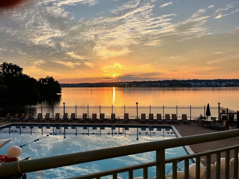 Sunrise on Potomac River overlooking pool and tiki bar - 501 Slaters Ln