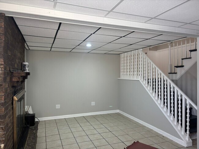 Building Photo - 201 E Rose St