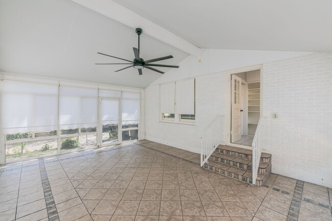 Building Photo - WONDERFUL BERKELEY LOCATION!  Immaculate One Story Craftsman!