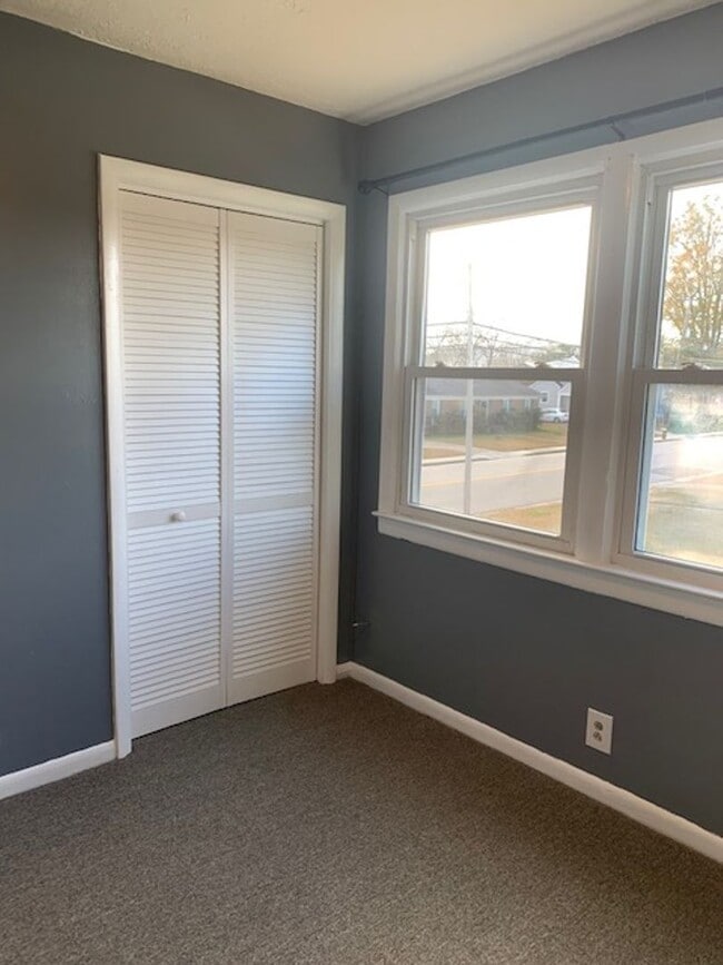 Building Photo - Modern & Traditional with Convenience