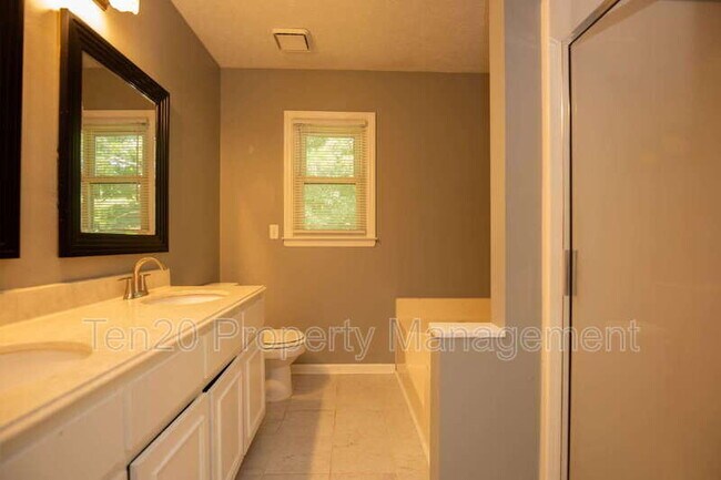 Building Photo - 2234 Birchwood Dr