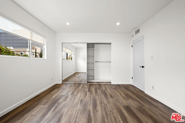 Building Photo - 136 S Palm Dr