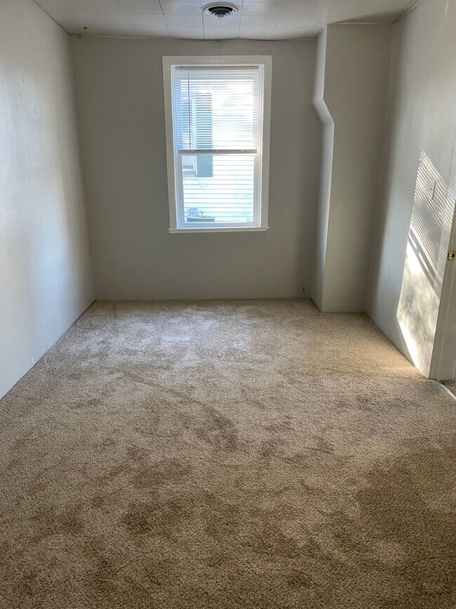 Building Photo - 2 Bed 1 Bath with Garage