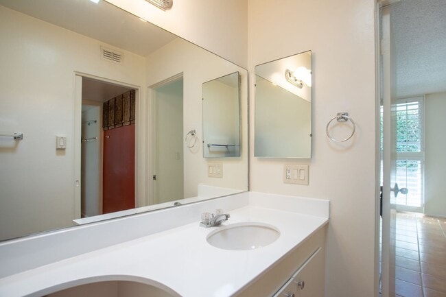 Building Photo - Mid-Century in Rancho Mirage!