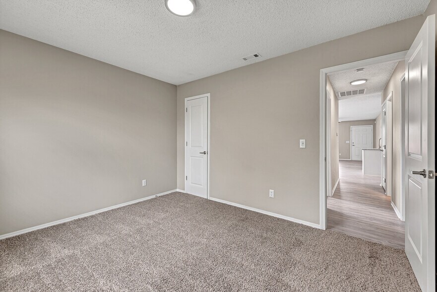 Building Photo - 4660 W Dover St