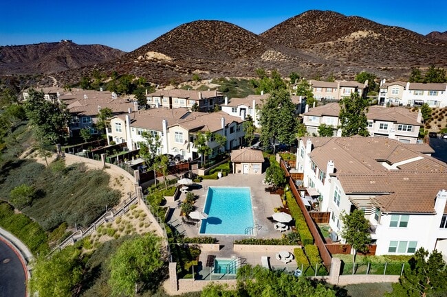 Building Photo - 2 bedroom Condo with an attached garage an...