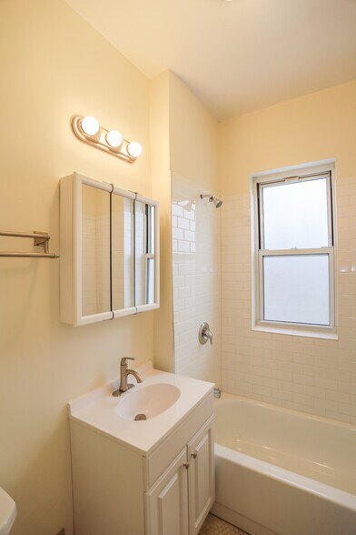 Building Photo - 5011 N Damen Ave