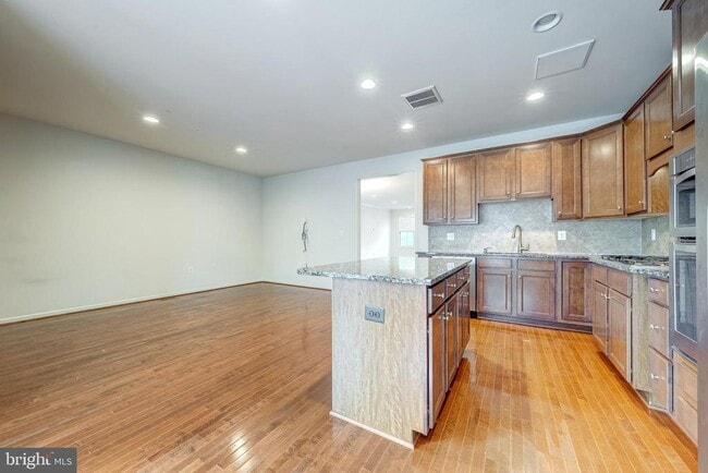 Building Photo - 42541 Dreamweaver Dr