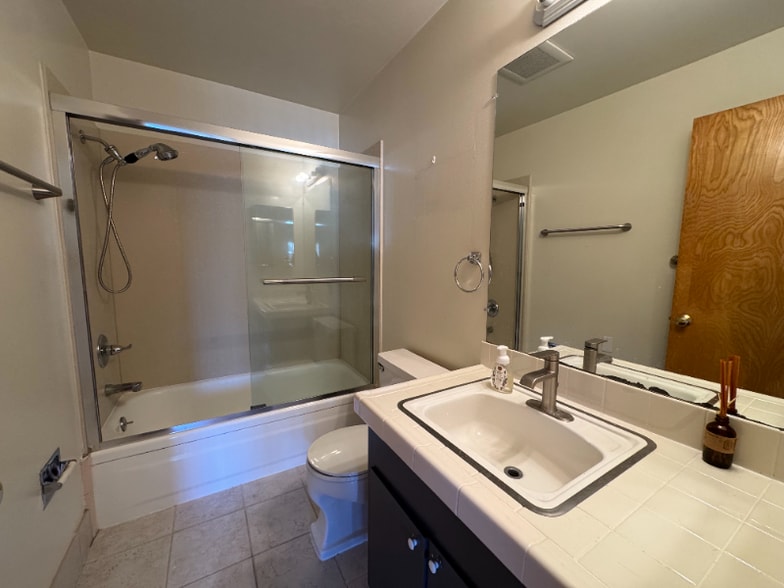 Building Photo - 860 Prospect Row