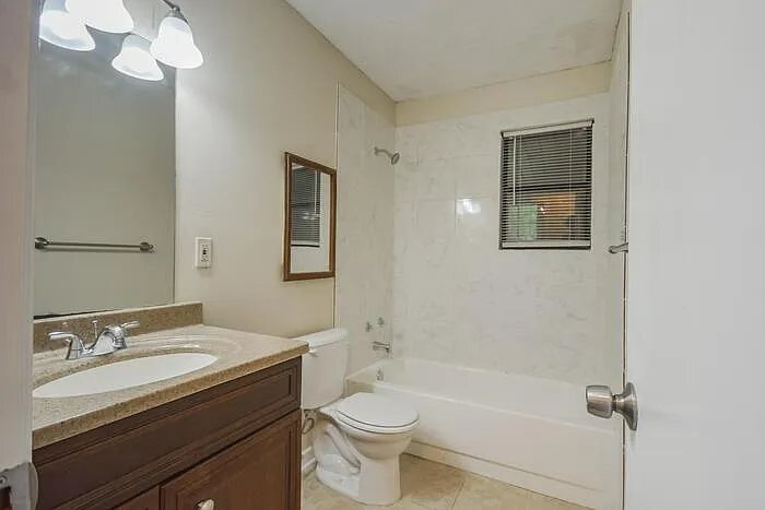 Building Photo - 105 Fallsbury Rd