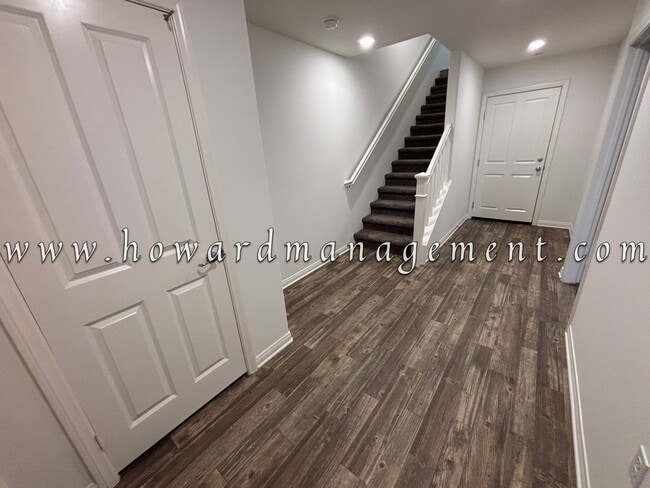 Building Photo - 3 Bed 3 Bath, Three Story Townhome with pr...