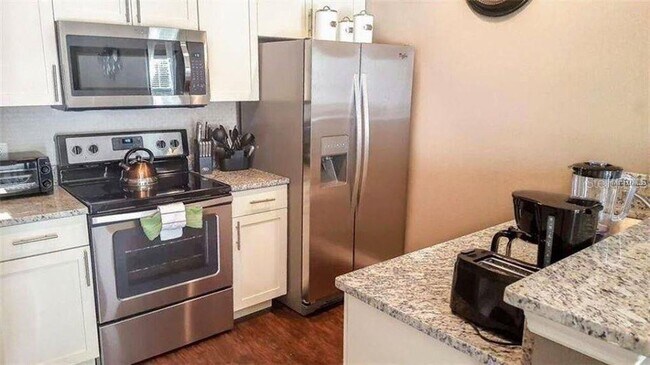 Building Photo - 9004 Shine Dr