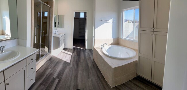 Building Photo - Stunning 4 Bed/3 Bath Belcourt Seven Oaks Home w/ $0 Deposit Option & More