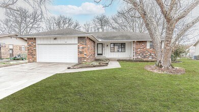 Building Photo - Beautiful home in an established neighborhood with a new roof is waiting for you!