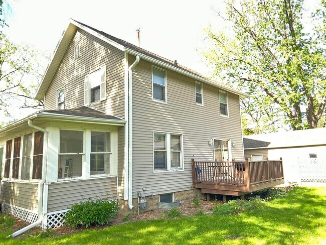 Building Photo - ! Available February !  4 Bed 2 Bath Cedar Falls Home
