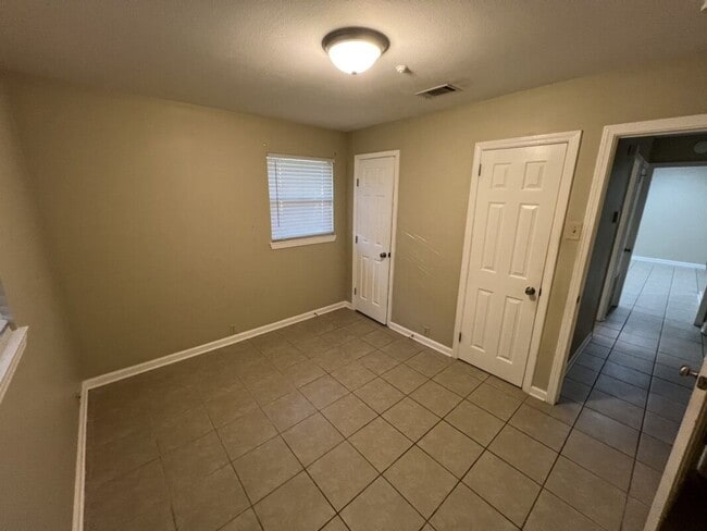 Building Photo - Newly updated!  3 bedroom, 1.5 bath home o...