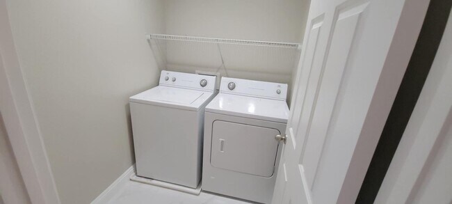 Building Photo - STILLHOUSE rsearching? 3 bedrooms, 2.5 bat...