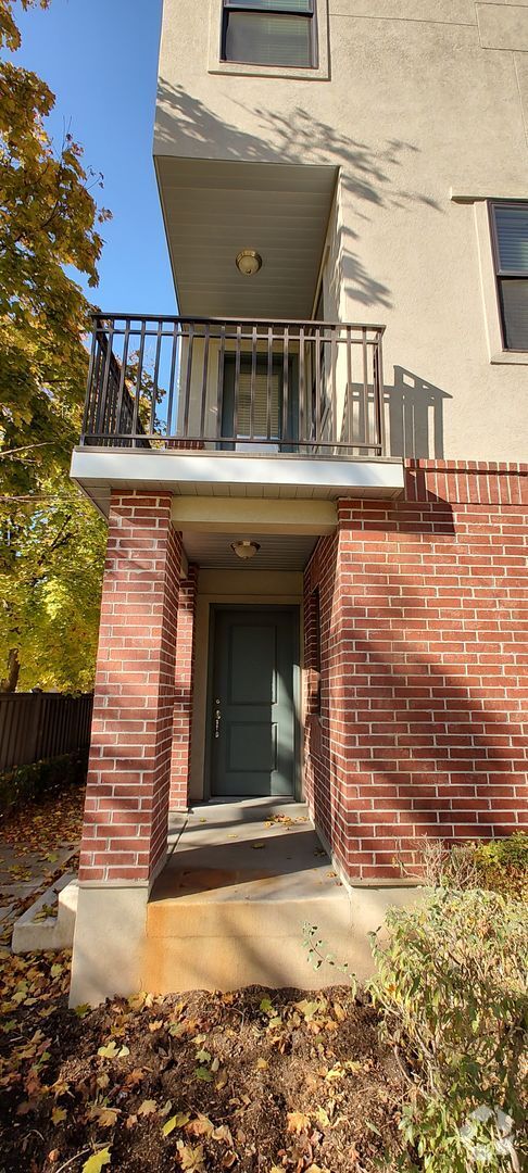Building Photo - GORGEOUS Downtown Unit!!!
