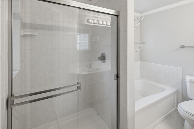 Building Photo - Modern Bellevue Townhome with Great Finishes