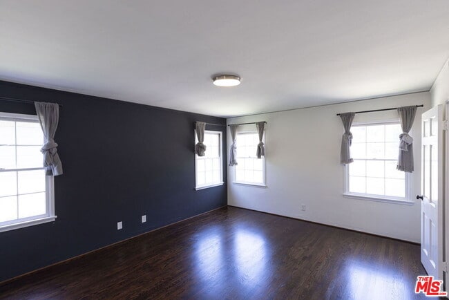 Building Photo - 2547 Canyon Dr