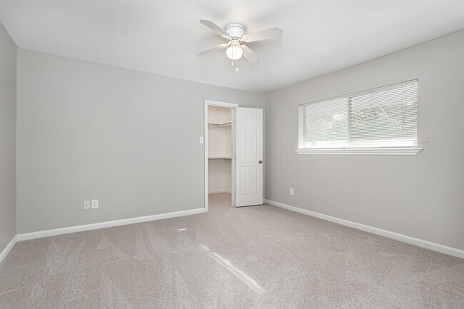 Building Photo - 2 Bedroom, 2 Bath Apartment in Munger Place!