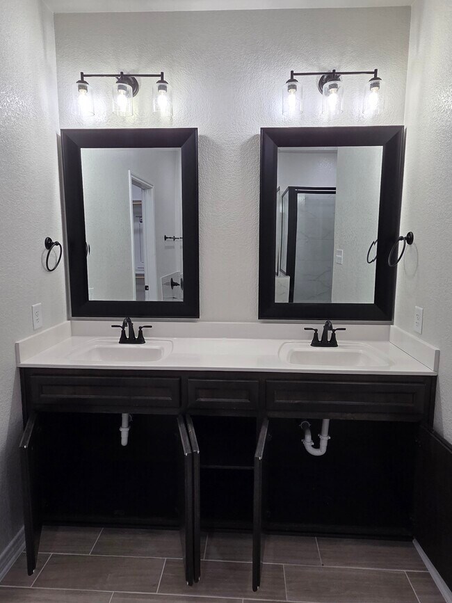 Building Photo - 519 Tooter St