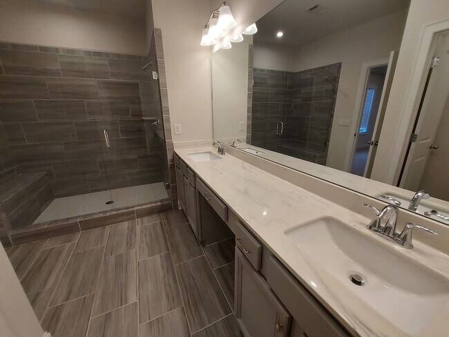 Building Photo - Large 3 Bedroom Luxury Townhome on Silver ...