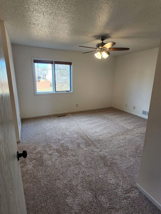 Building Photo - ~Applications Pending~ 3 Bedroom, 3 Bath Home for rent Close to the Hospital