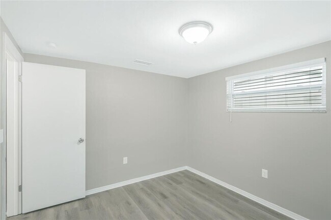 Building Photo - 5135 Kiwi Dr