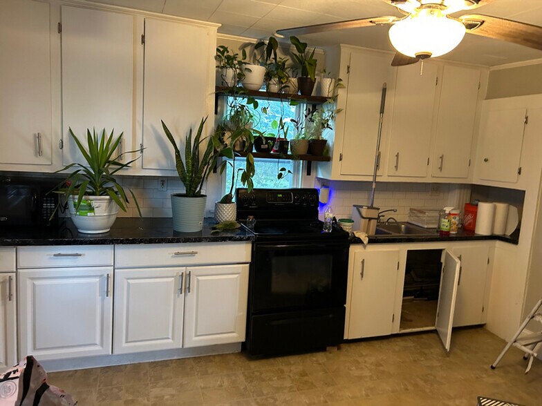 Building Photo - 28 1/2 Grove St