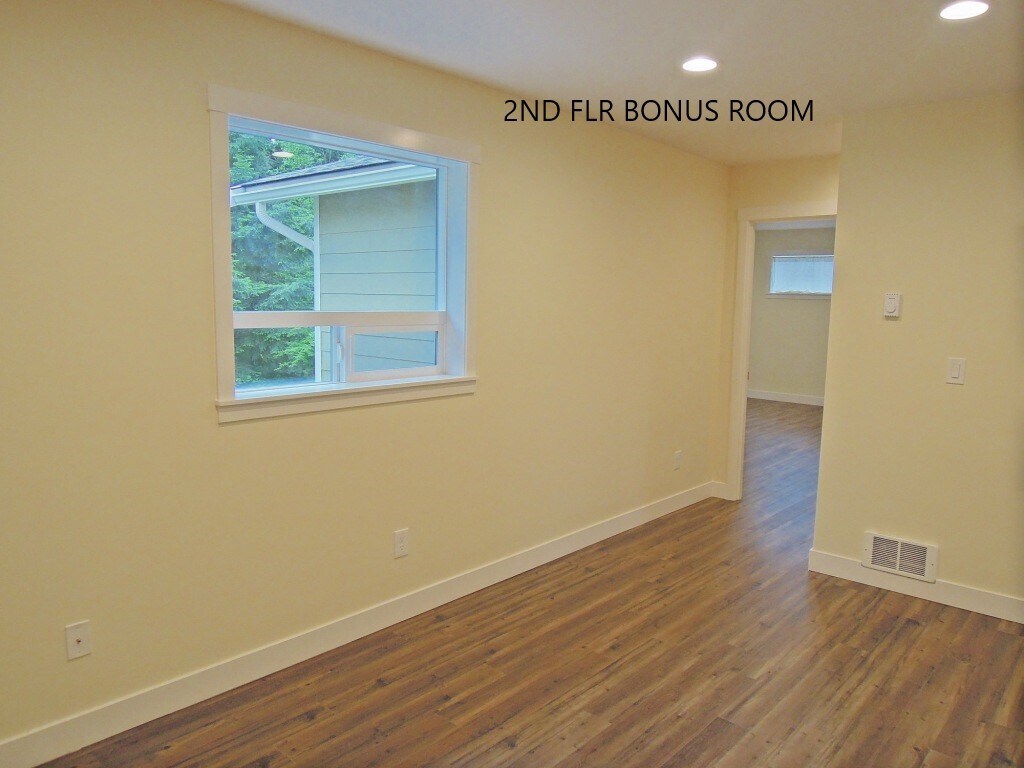 2nd floor bonus/office room - 321 3rd Pl NW