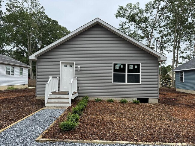 Building Photo - 302 S Poplar Ave
