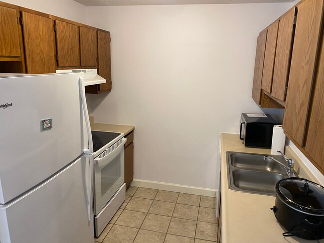 Building Photo - 3 Bedroom 2 bath TownHome