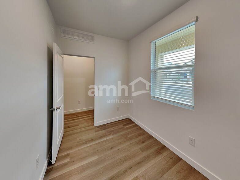 Building Photo - 9629 E Friedel Dr