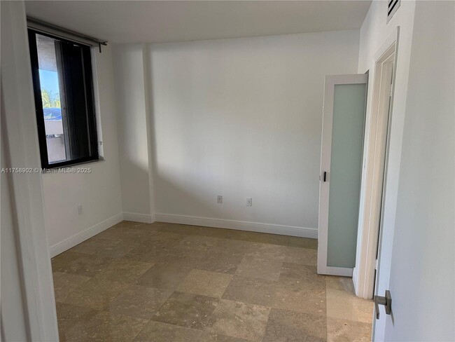 Building Photo - 540 Brickell Key Dr