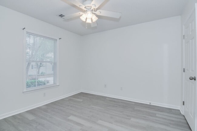 Building Photo - 2 Bedroom 2 Bath Townhouse