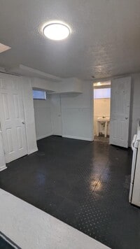 Building Photo - 39 E Parkview Ave